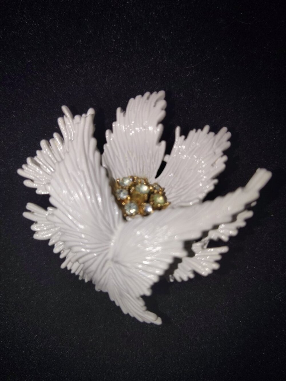 Vintage Crown Trifari White Enamel Floral Brooch – 1950s/60s Mid‑Century
